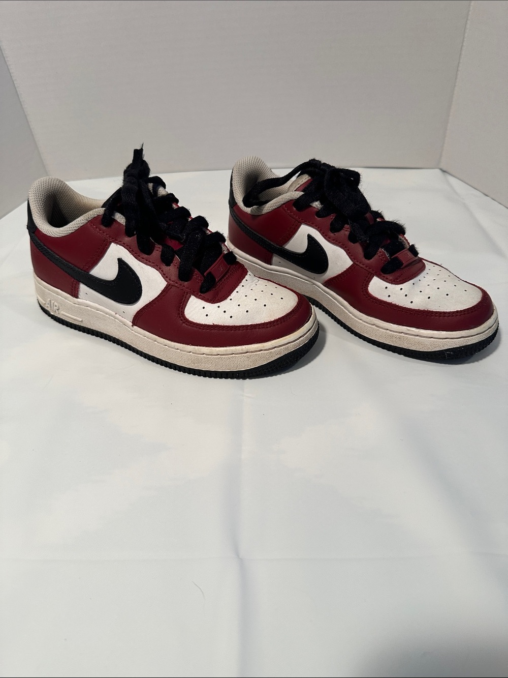 Nike Kids Low-Top Sneakers in Burgundy, White & Black size 3.5